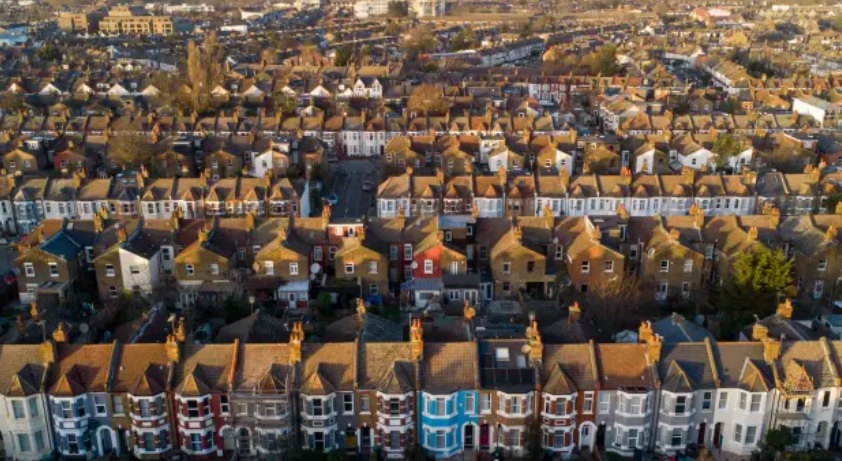 Πτώση στις τιμές κατοικιών της Βρετανίας καθώς τα επιτόκια των στεγαστικών εκτινάσσονται 